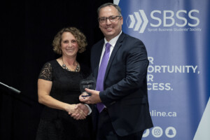 Sprott Dean Linda Schweitzer presents Dr. Steven Murphy with his Sprott Alumni Award