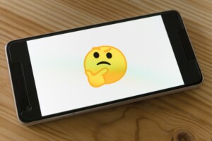 smart phone screen with puzzled emoji